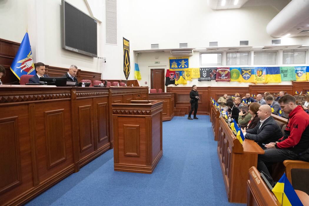 Комітет КБУ з питань законопроєктної та нормативної діяльності інформує, що рішенням №98/10565 Київської міської ради затверджені правила підготовки та прийняття рішень щодо набуття та припинення прав на землю комунальної власності в м. Києві