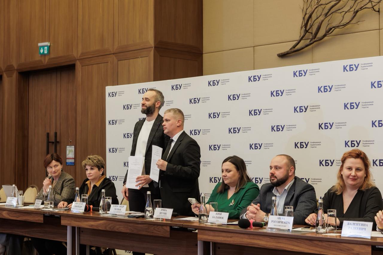 🤝 У межах Business Day КБУ підписано Меморандум про співпрацю між Київською школою економіки та Конфедерацією будівельників України