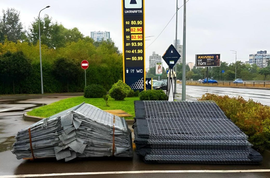 🛡️ Безпека понад усе: «Укрнафта» розпочала монтаж захисних габіонів на столичних АЗК